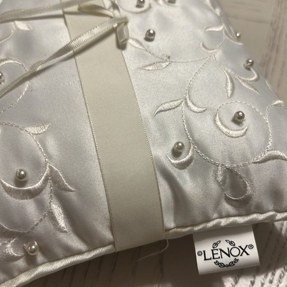 Lenox ring bearer pillow - Picture 2 of 4